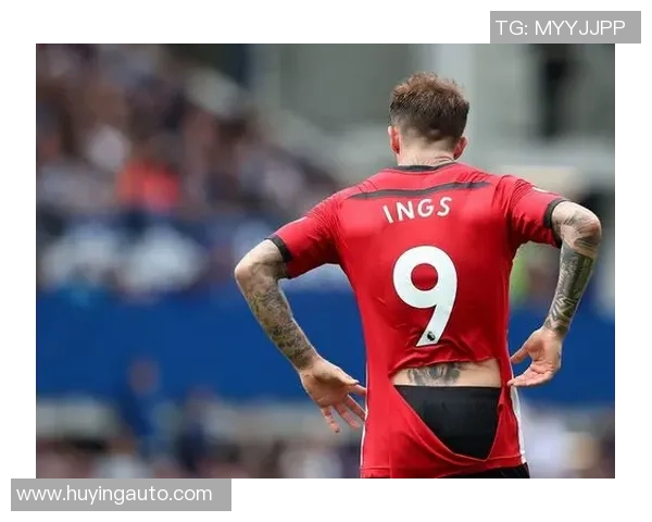 马丁内斯的传奇之路：从默默无闻到世界瞩目的足球巨星成长记